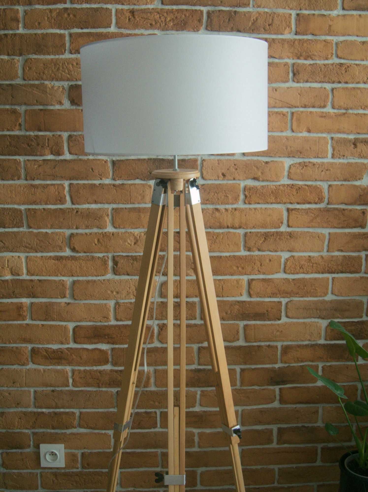 Lampa stojąca industrialna, statyw geodezyjny