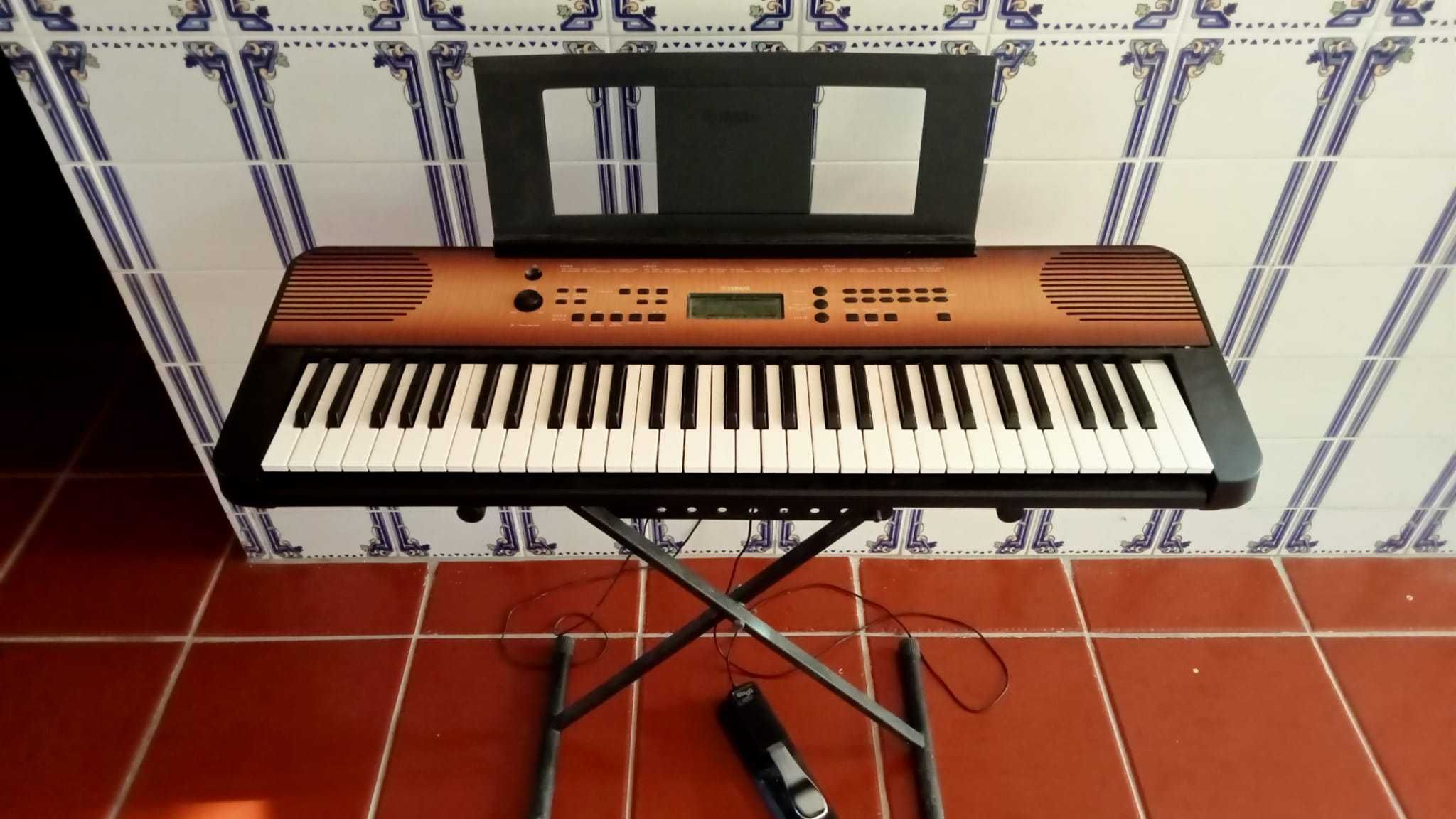 Teclado Yamaha modelo PSR E360MA, excelente estado, com extras