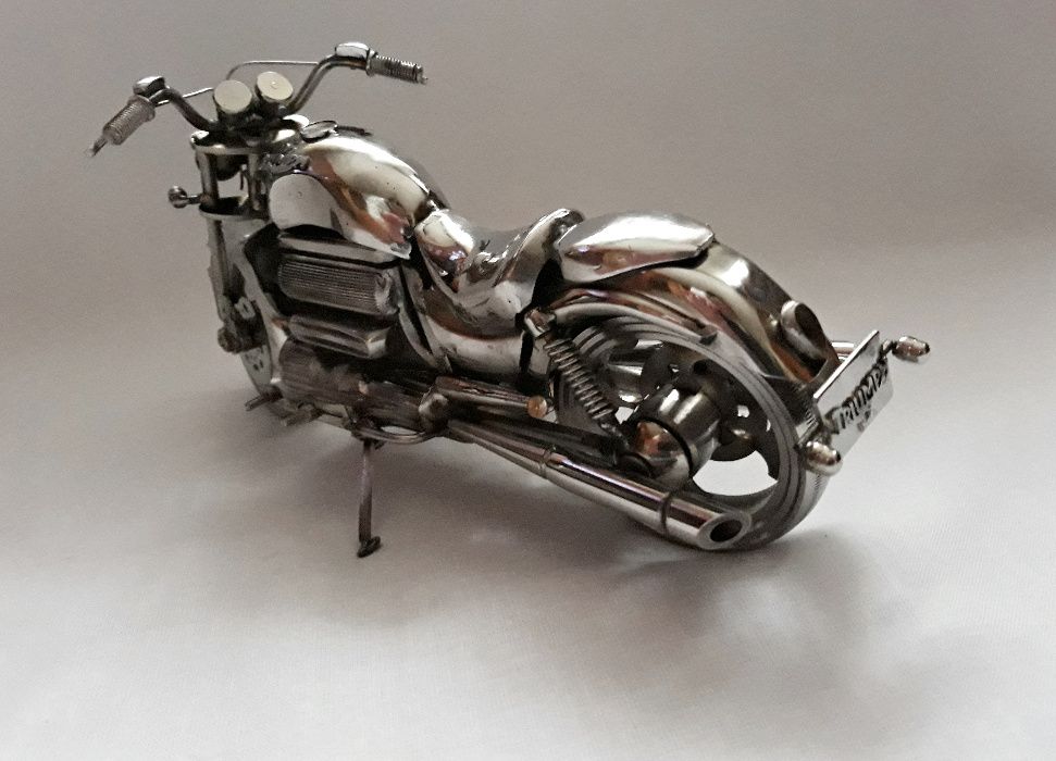 Prezent motocykl Triumph  metaloplastyka