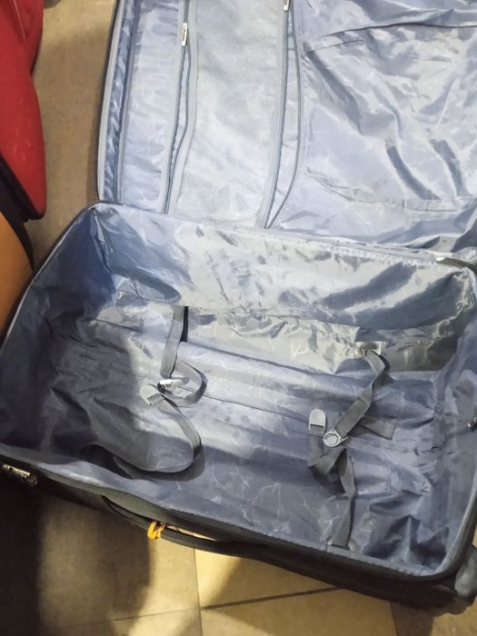 Чемодан большой /80 см/ практ новый на 4 х колесах