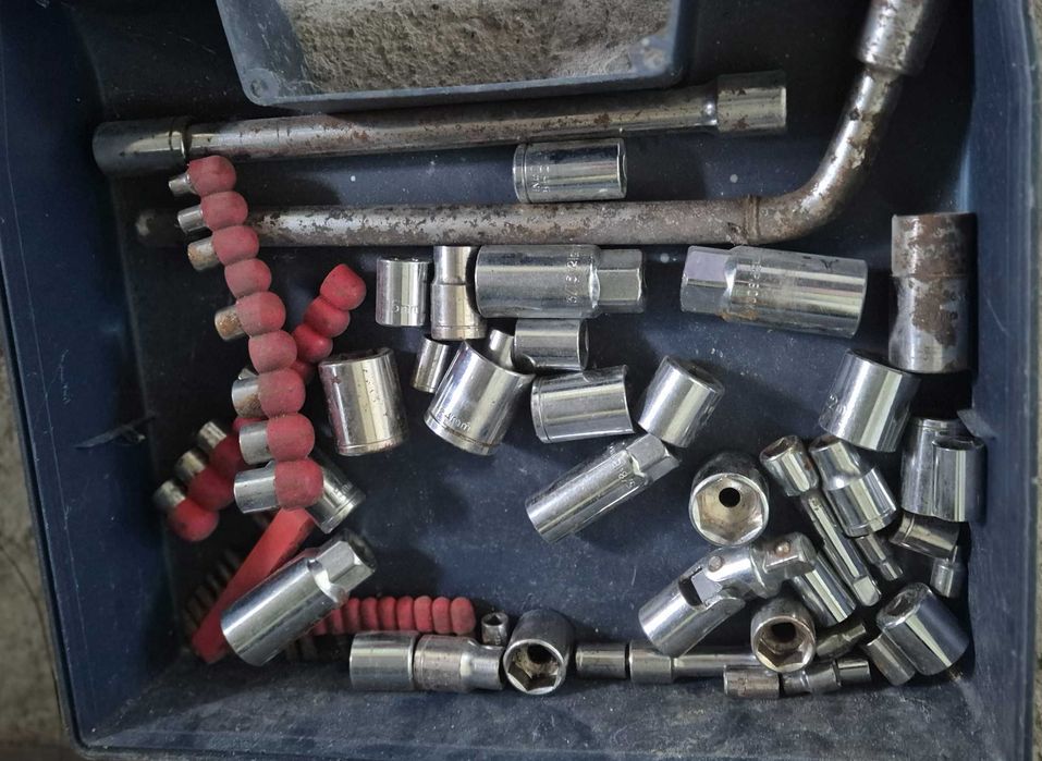 Zestaw kluczy nasadowych z walizką i grzechotką