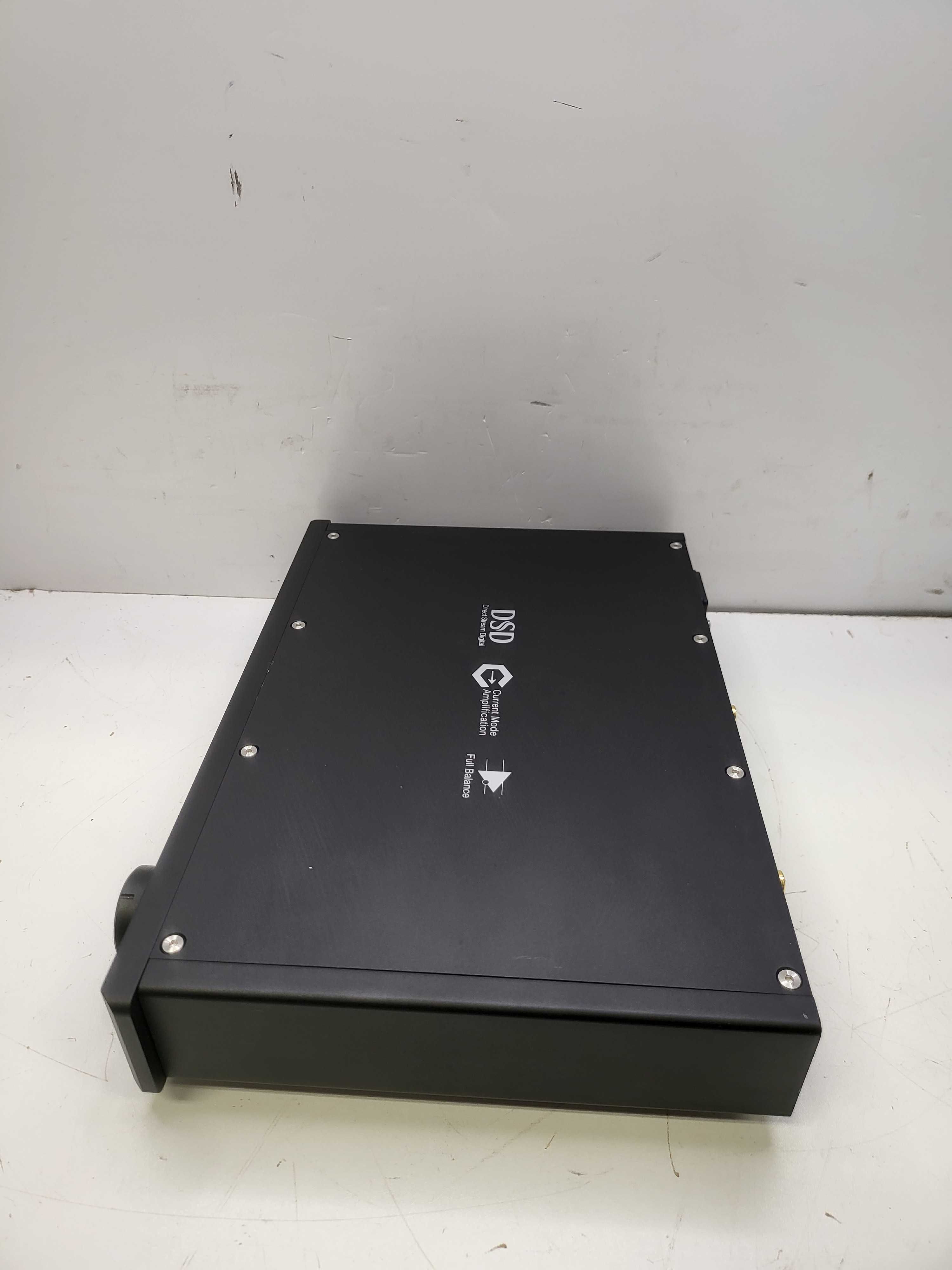 Wzmacmiacz audio Questyle CMA400i