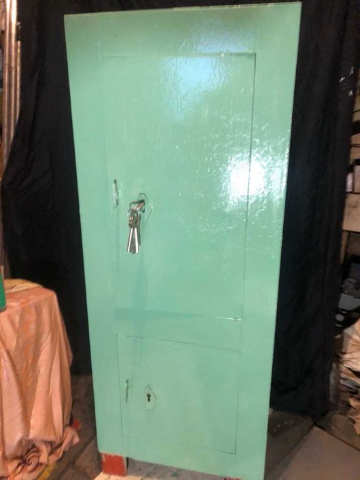 Сейф великий з замком і ключами.