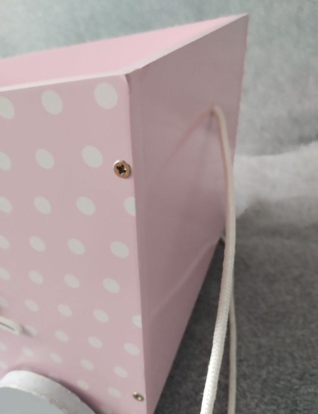 Różowa skrzynka pojemnik na kółkach na zabawki jeździk