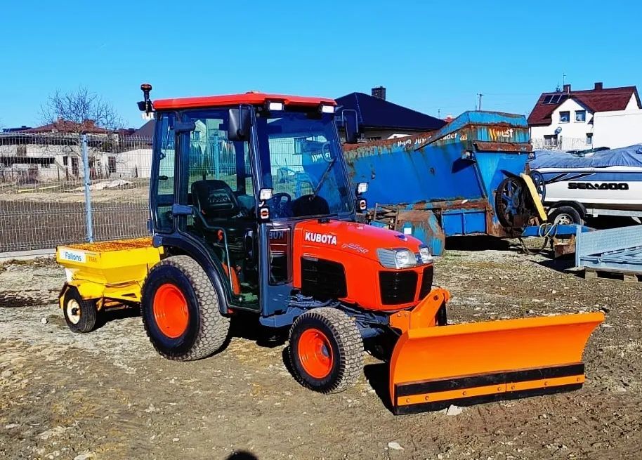 Kubota B2530  Traktor komunalny z pługiem i rozsiewaczem, 2008 rok,OKAZJA