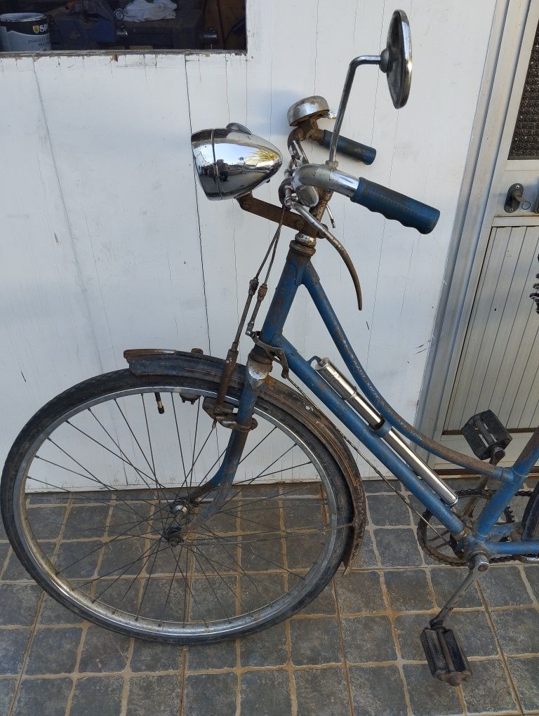Bicicleta pasteleira antiga de senhora