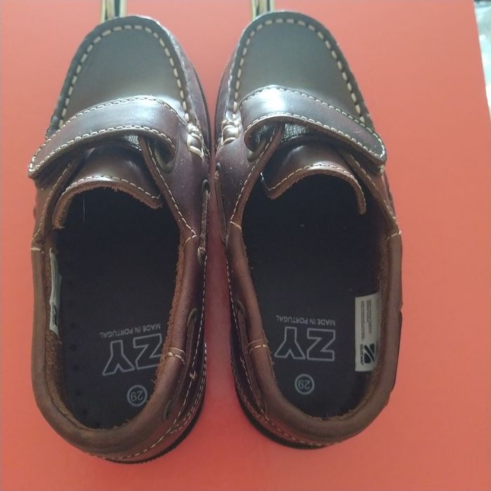 Sapatos castanhos pele. Nunca usados. Zippy