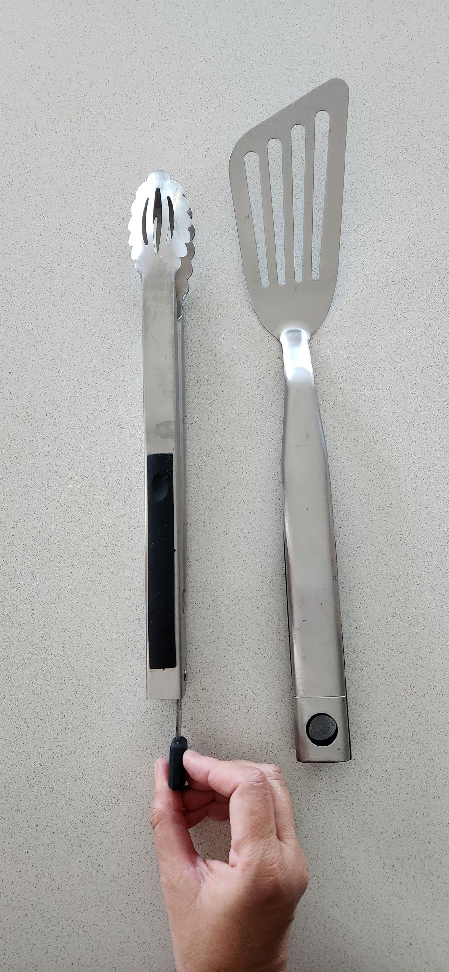 1 pinça + 1 espátula em inox, ideais para churrascos.