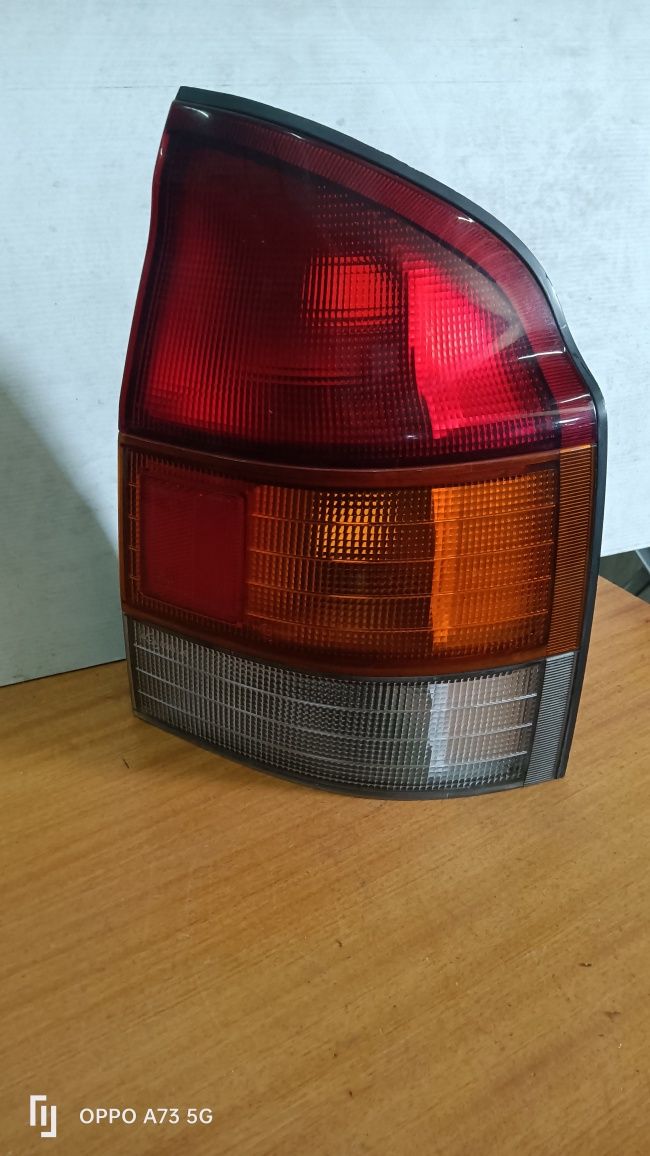 Farolim Mazda 323 de 3 portas direito