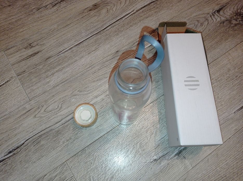 Nowa szklana butelka na napoje, wodę