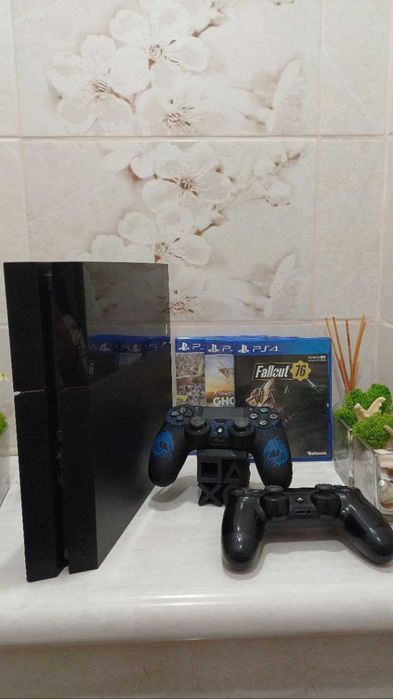 Приставка PS4 Sony PlayStation з двома геймпадами)