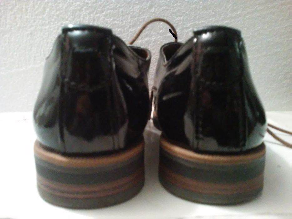 buty oxfordy lakierowane Marco Tozzi roz.38/39 jak nowe