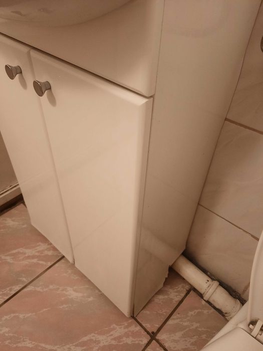 Szafka z umywalką i baterią