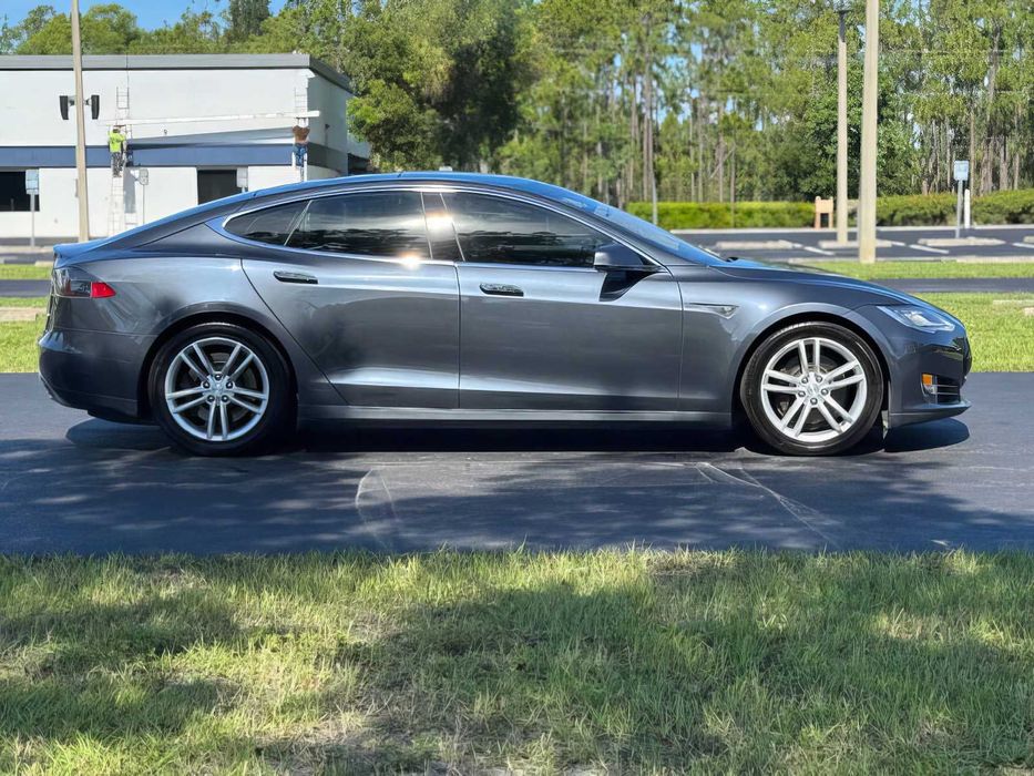 Tesla Model S 85D      2015