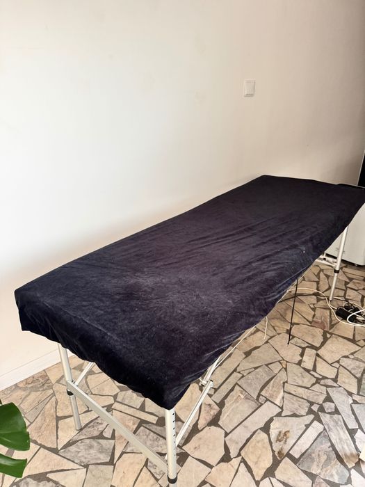 Stół do masażu z prześcieradłem welurowym na gumce