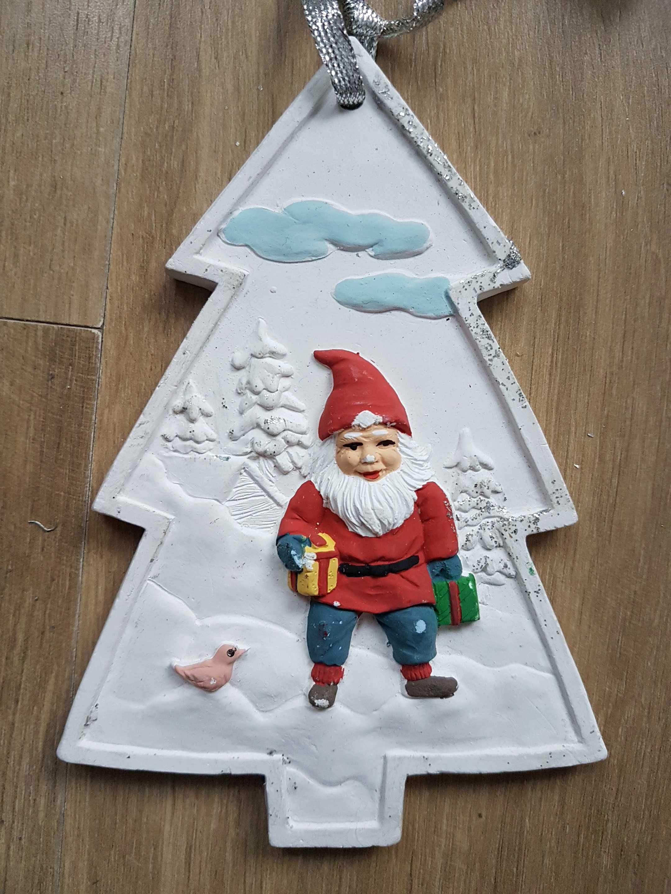 Świąteczna gipsowa zawieszka w kształcie choinki z obrazkiem Mikołaj