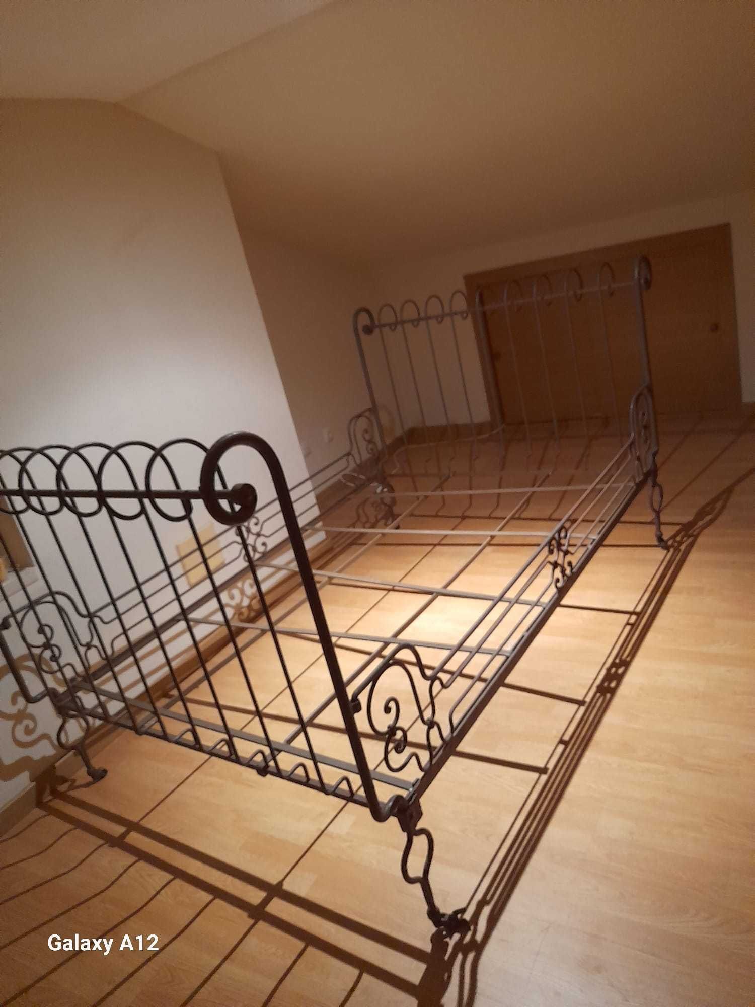 Vendo cama de ferro antiga foi decapada  aplicado primário, bom estado