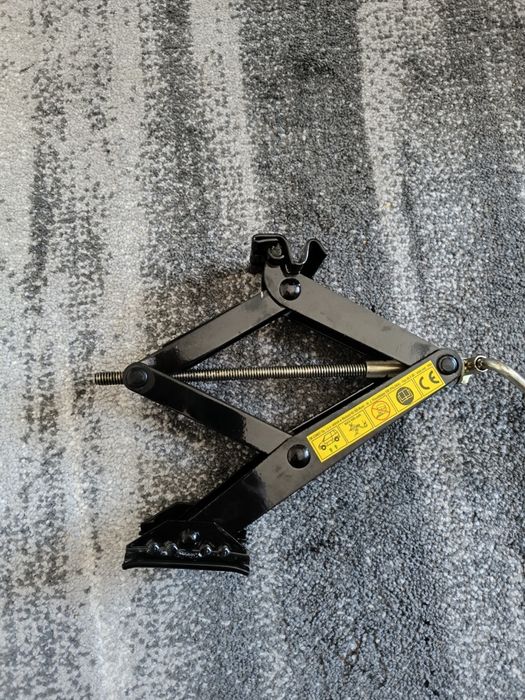 Nowy lewarek samochodowy.