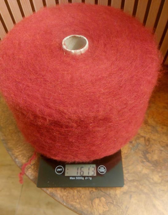 Gruba lekko elastyczna włóczka - ciemna czerwień - duża  ok. 1,6 kg