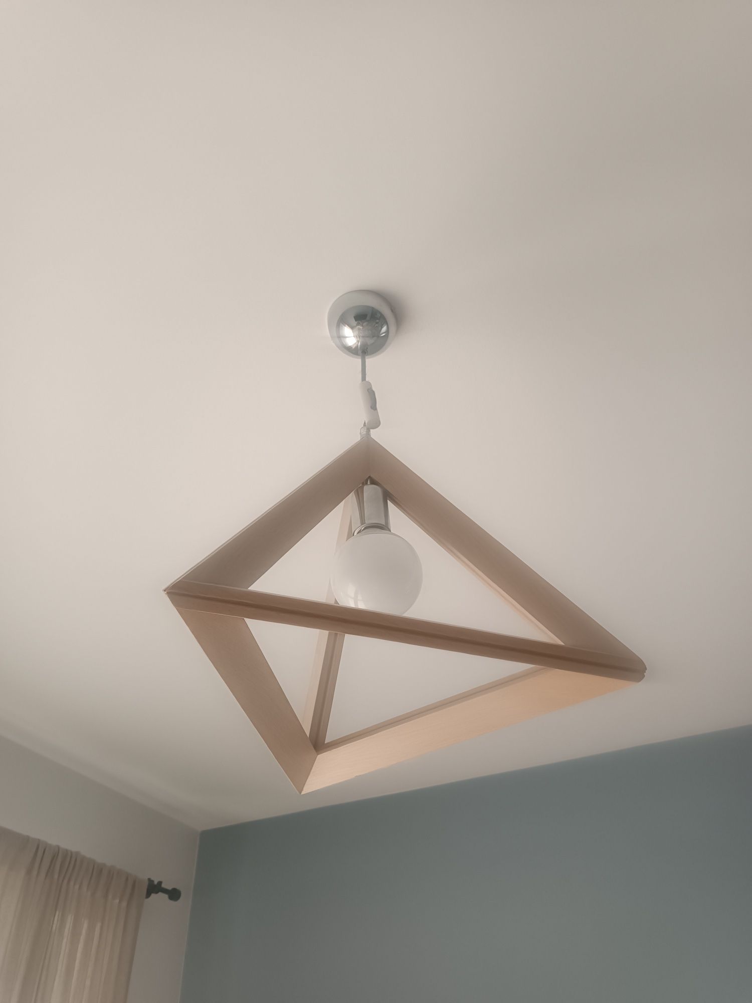 Lampa drewniana do sufitu