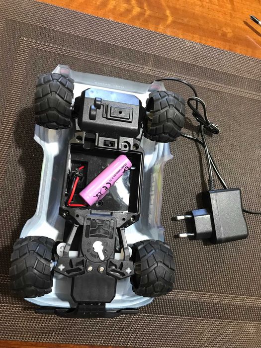 Машинка на радиоуправлении (аккумулятор, пульт, зарядка)