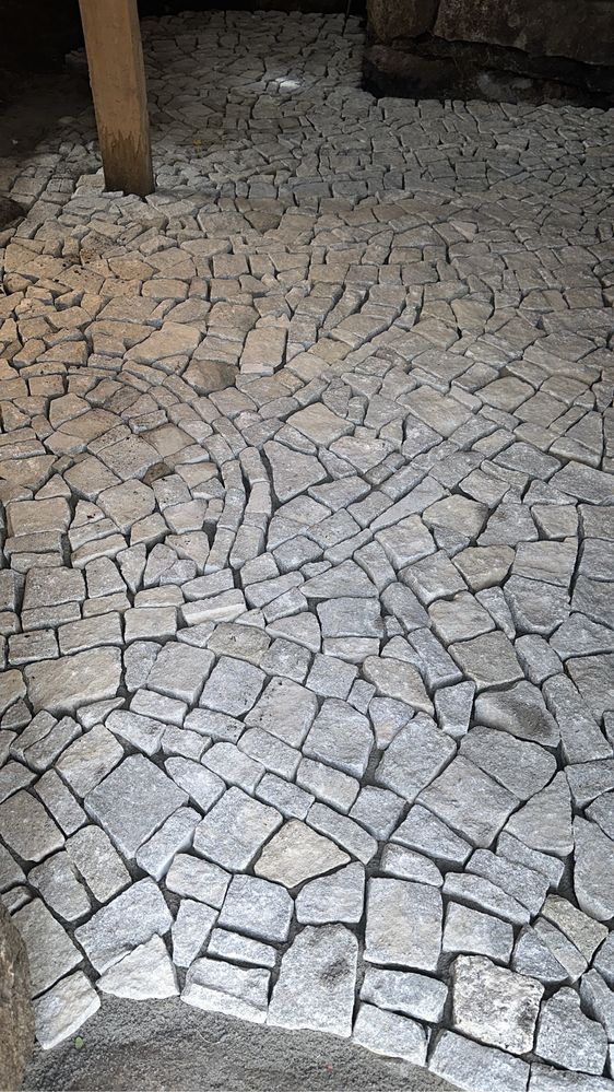 Calçada em paralelos com ou sem junta de cimento, Calçada portuguesa…