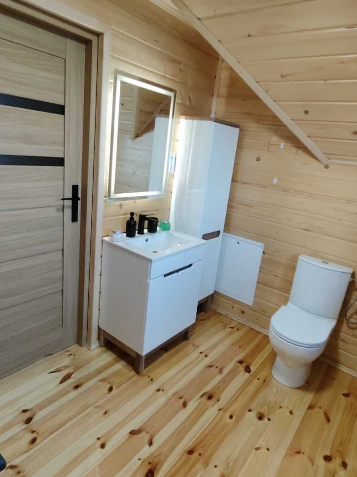 Dom nad jeziorem z linią brzegową - piękny widok na jezioro