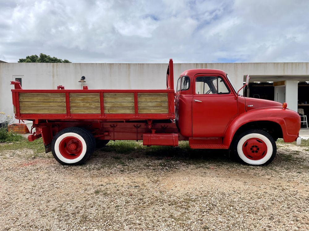 Carrinha Bedford TJ610 com báscula