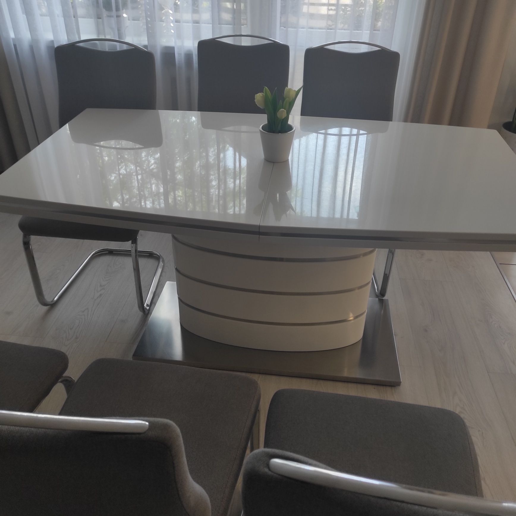 Stół do salonu z krzesłami
