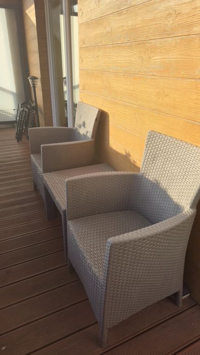 Zestaw mebli ogrodowych - krzesła, stół