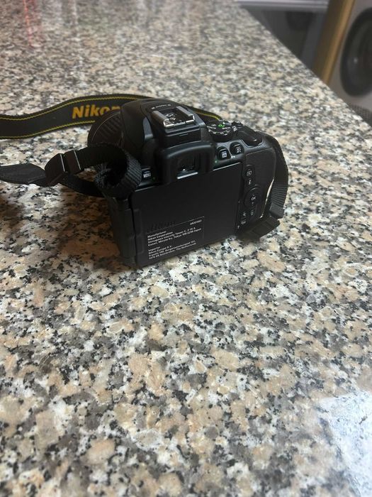 Nikon D5600 - com objetiva 18-50mm + Cartão SD 128GB - como nova