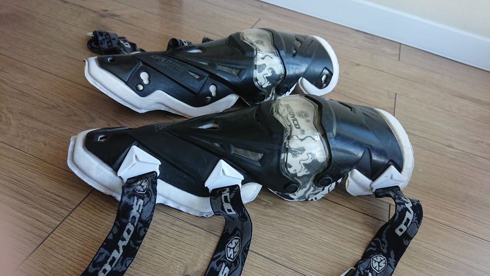 Мотонаколінники Scoyco