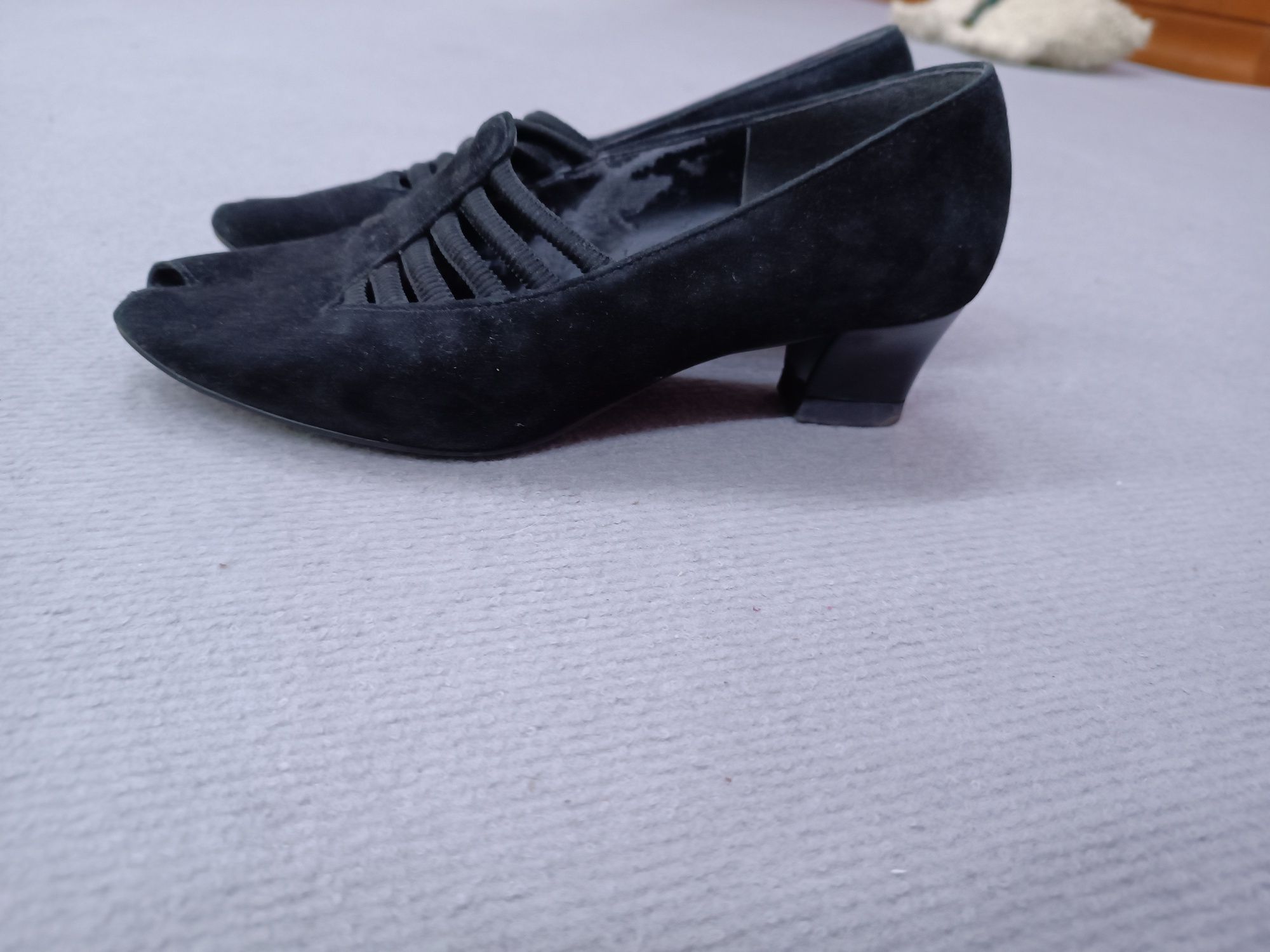 Czarne buty zamszowe 37 na niskim obcasie Gaby