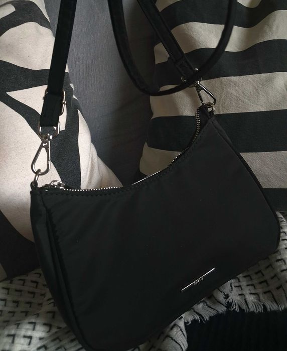 Czarna torebka nylonowa Bershka