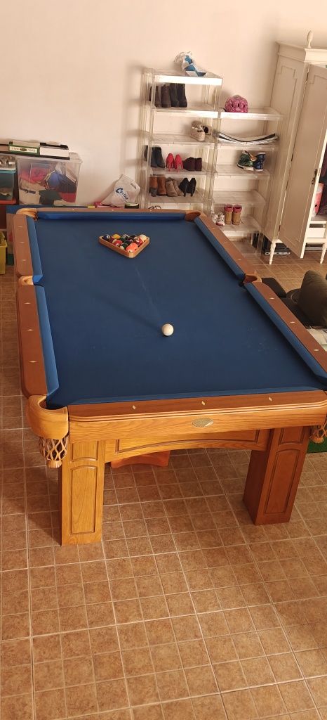 Mesa de bilhar, bolas e tacos