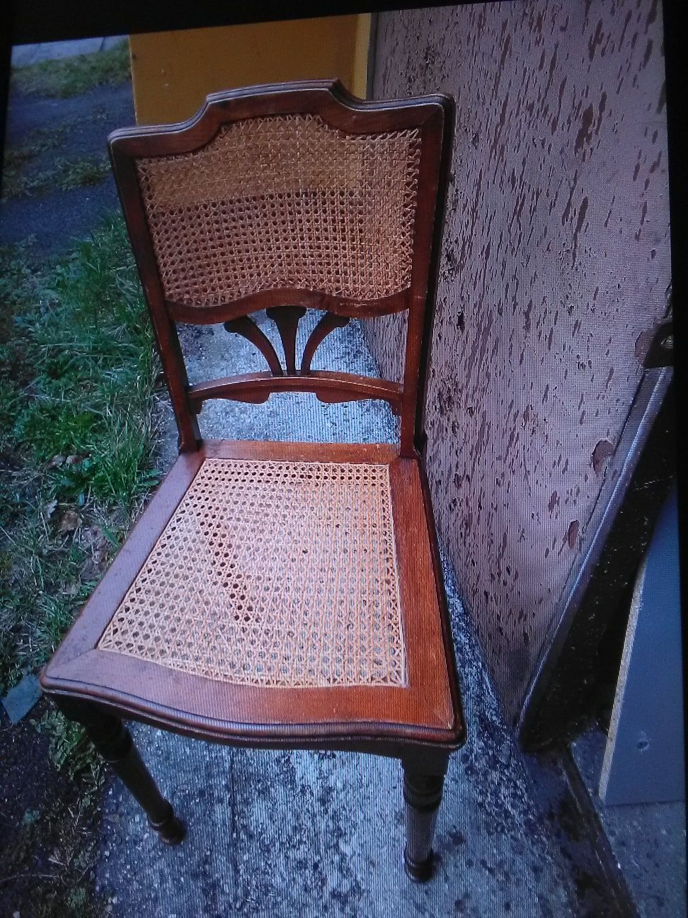 Stare krzesło z ratanem