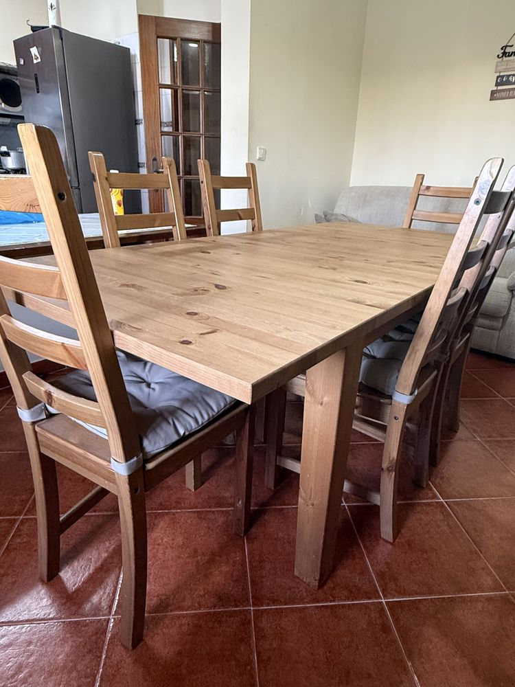 Mesa com 6 cadeiras extensível