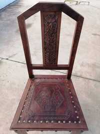 Cadeira com assento em pele ornamentado
