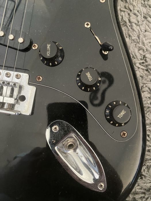 Guitarra preta maison seminova