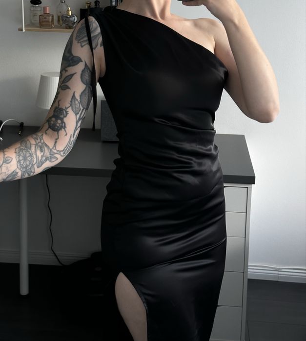 NOWA Czarna sukienka Odd Muse na jedno ramię z rozcięciem elegancka M
