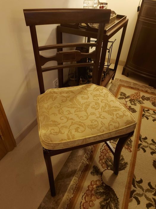 Mesa de jantar extensível e 4 cadeiras