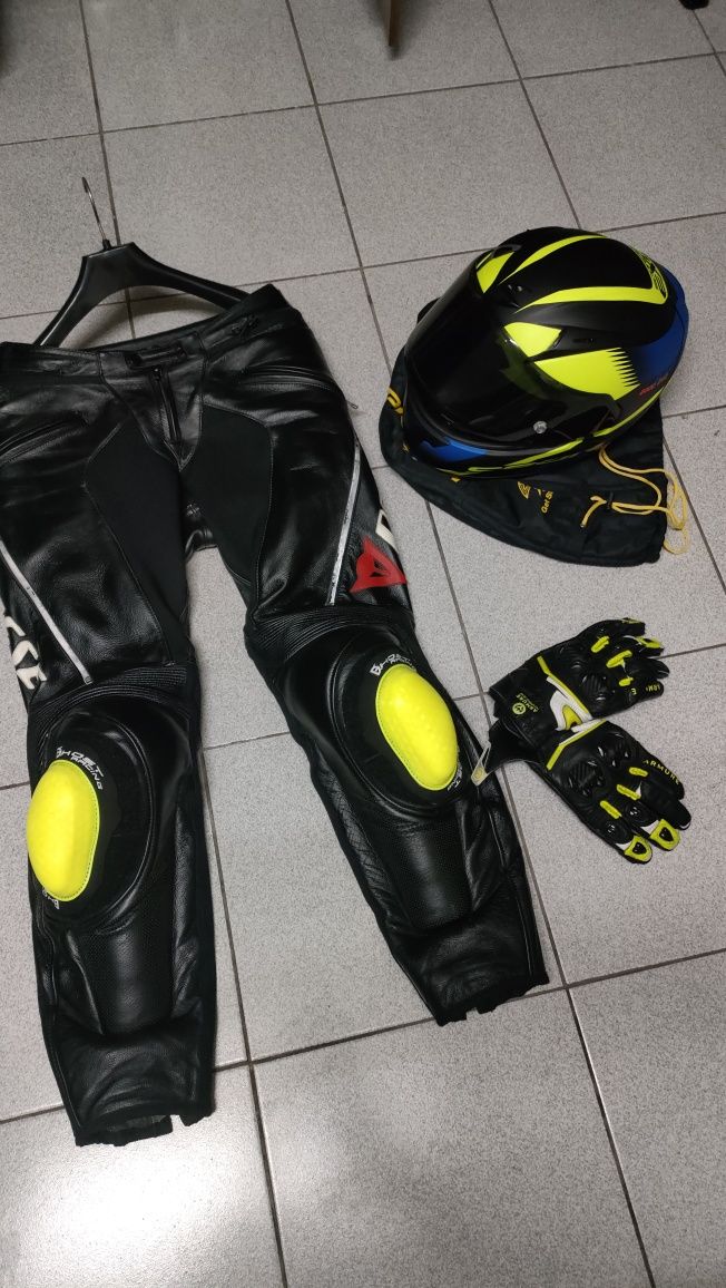 Capacete,botas e calças