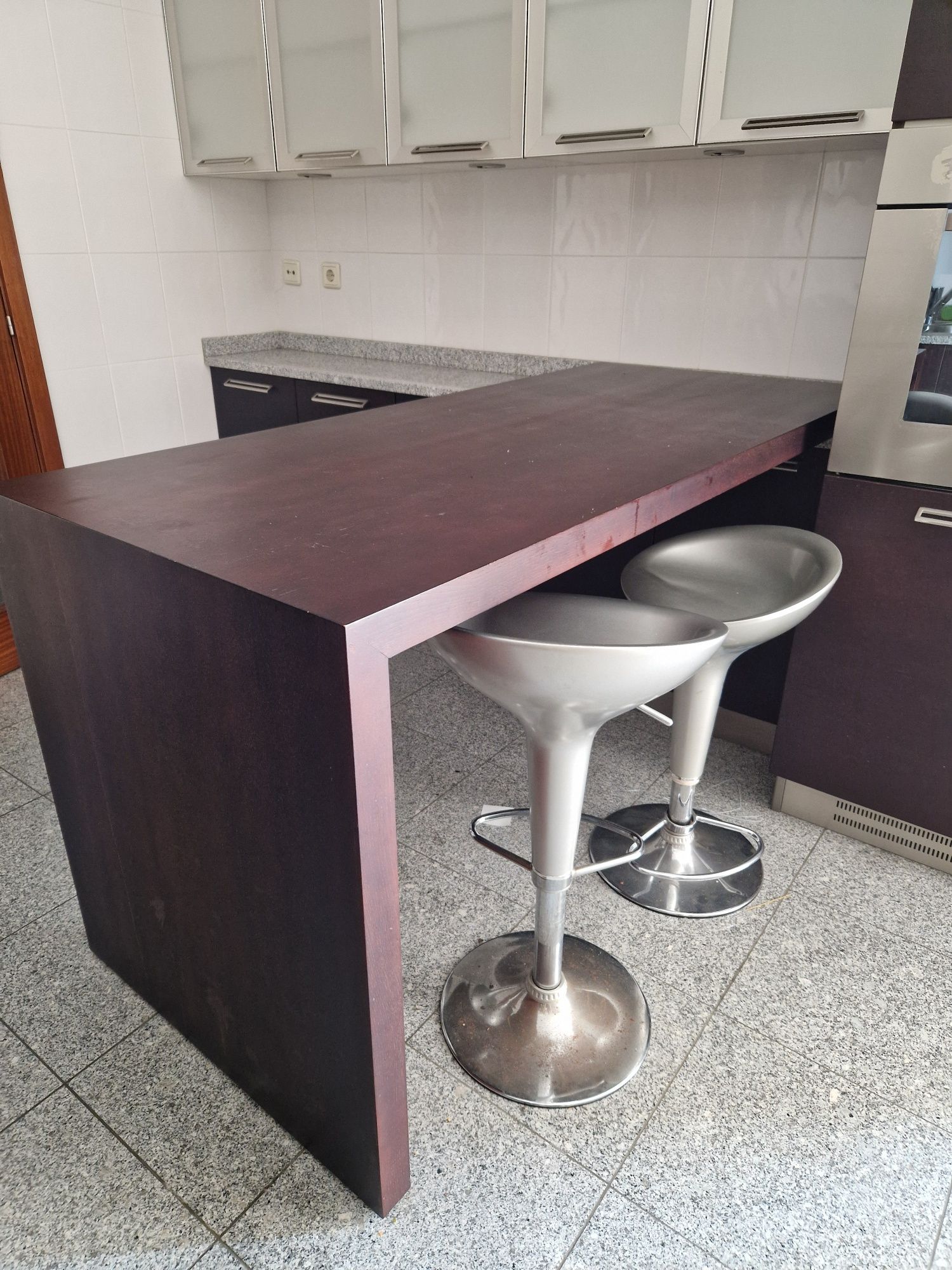 Mobiliário de cozinha com Armarios e Mesa - bom estado