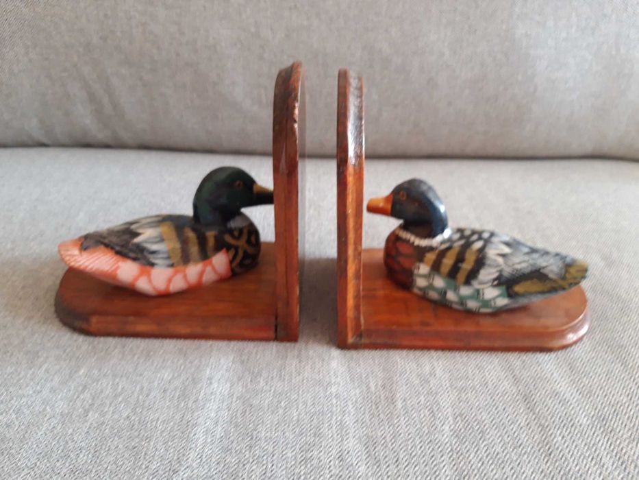 2 porta livros em madeira maciça pintado a mão