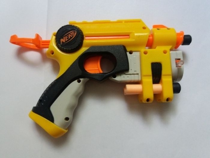 Pistolet NERF z celownikiem