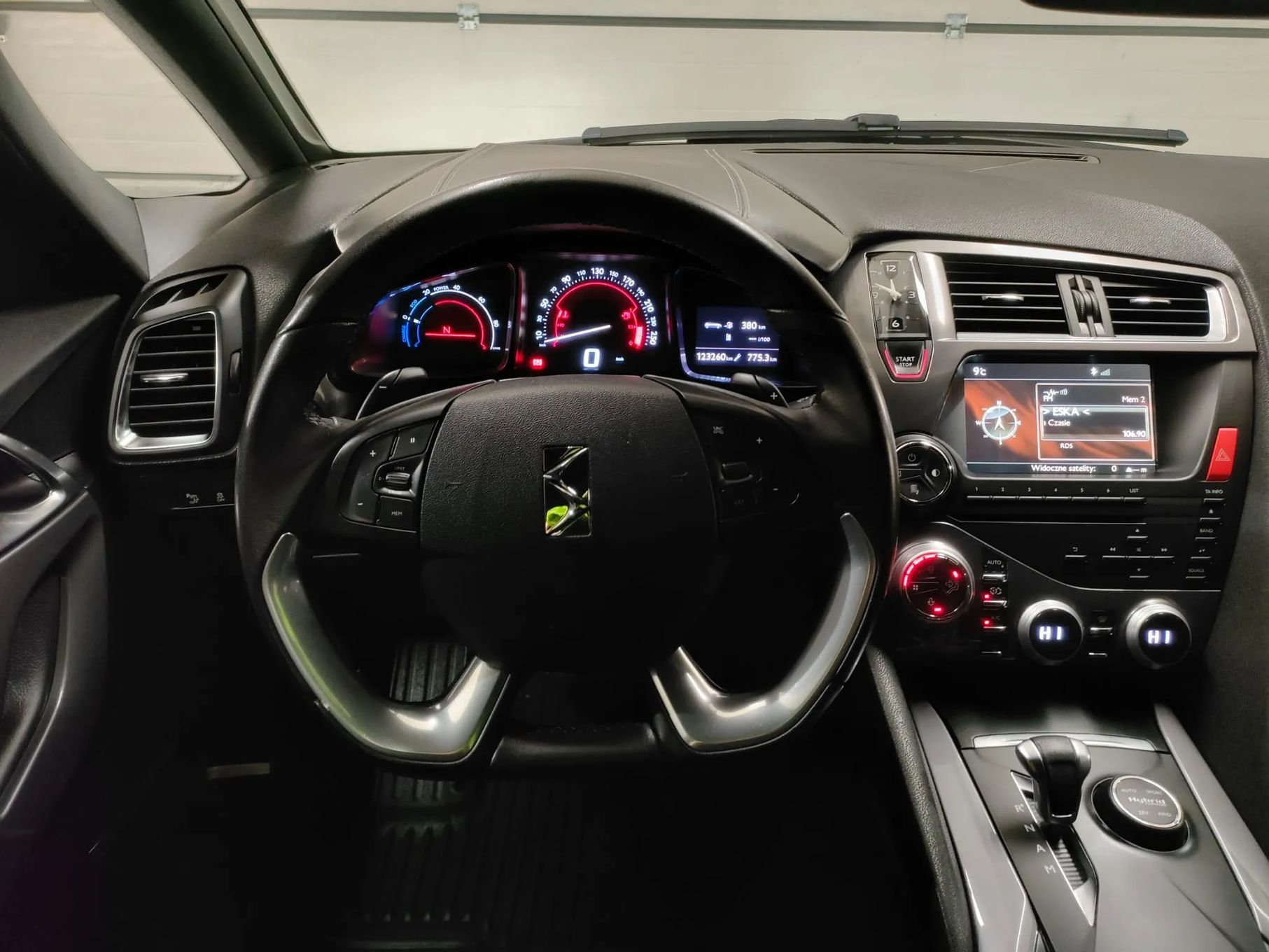 Citroën DS5 Citroen DS5, 2.0HDi Hybrid4 200KM