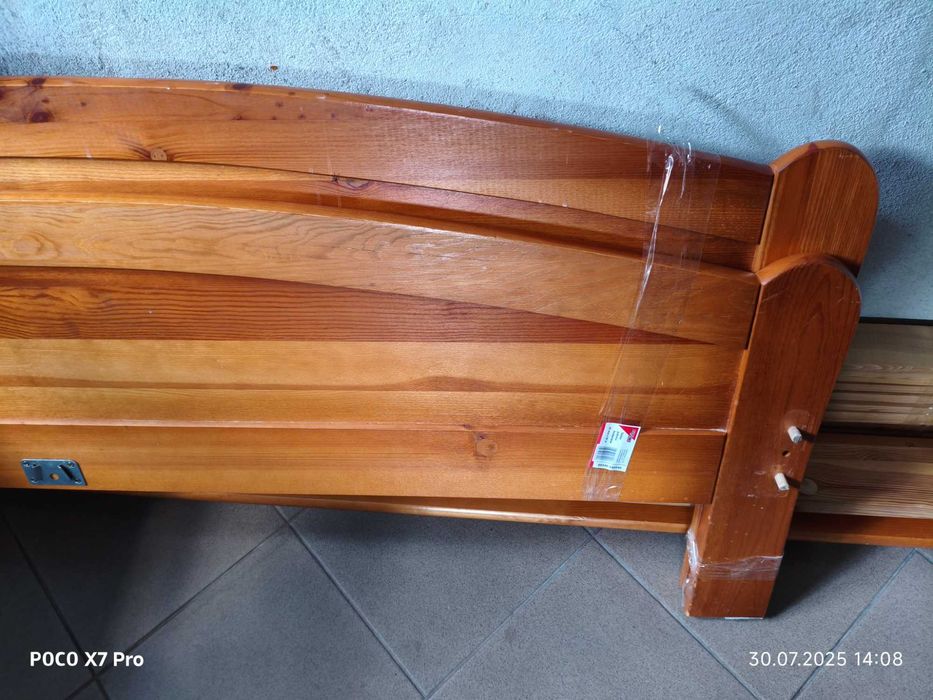 Sprzedam łóżko drewniane 160x200 z materacem