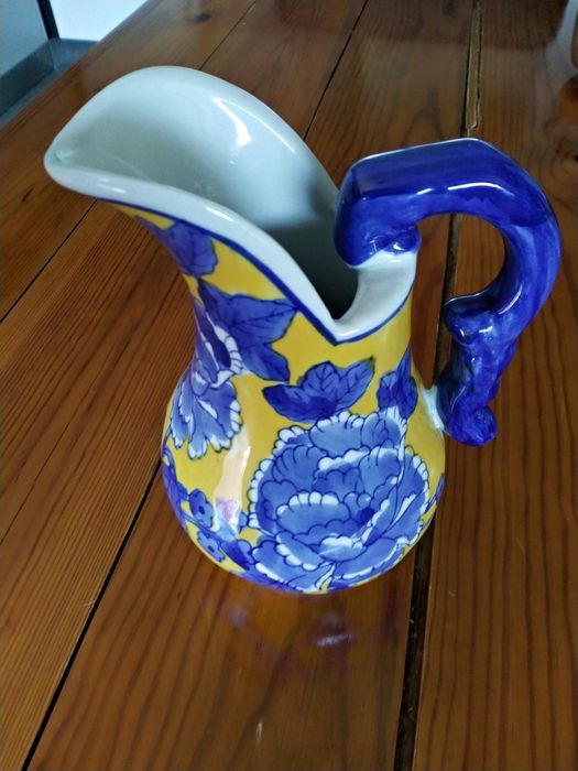 Jarro novo, em faiança em tons de amarelo, azul e branco