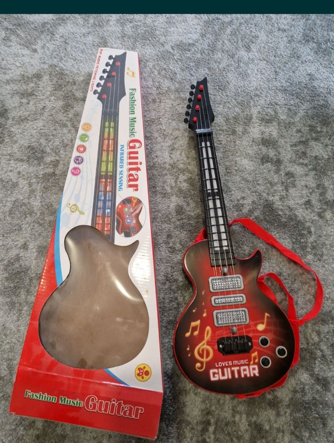 Nowa gitara elektryczna dla dzieci. Swieci i gra