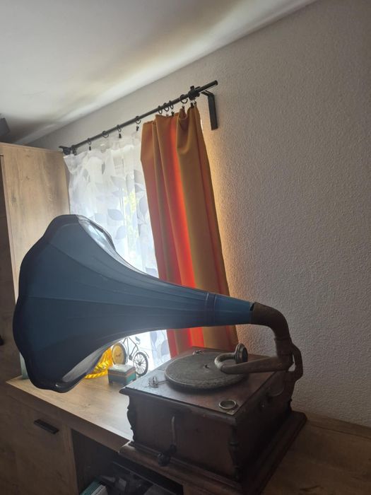 Gramofon retro "Germania" – sprawny mechanizm, do renowacji!